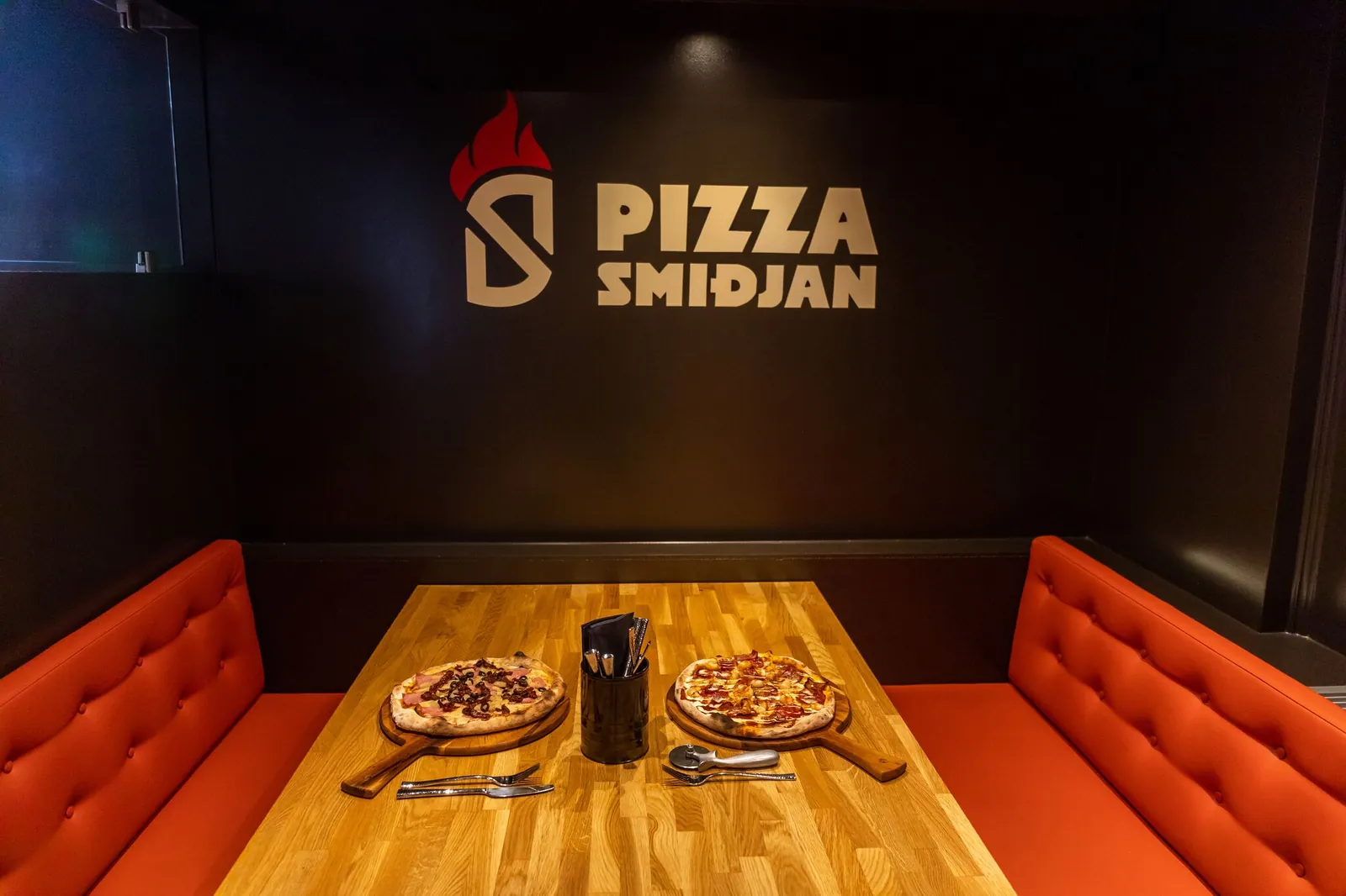 A booth in the Pizzasmiðjan room